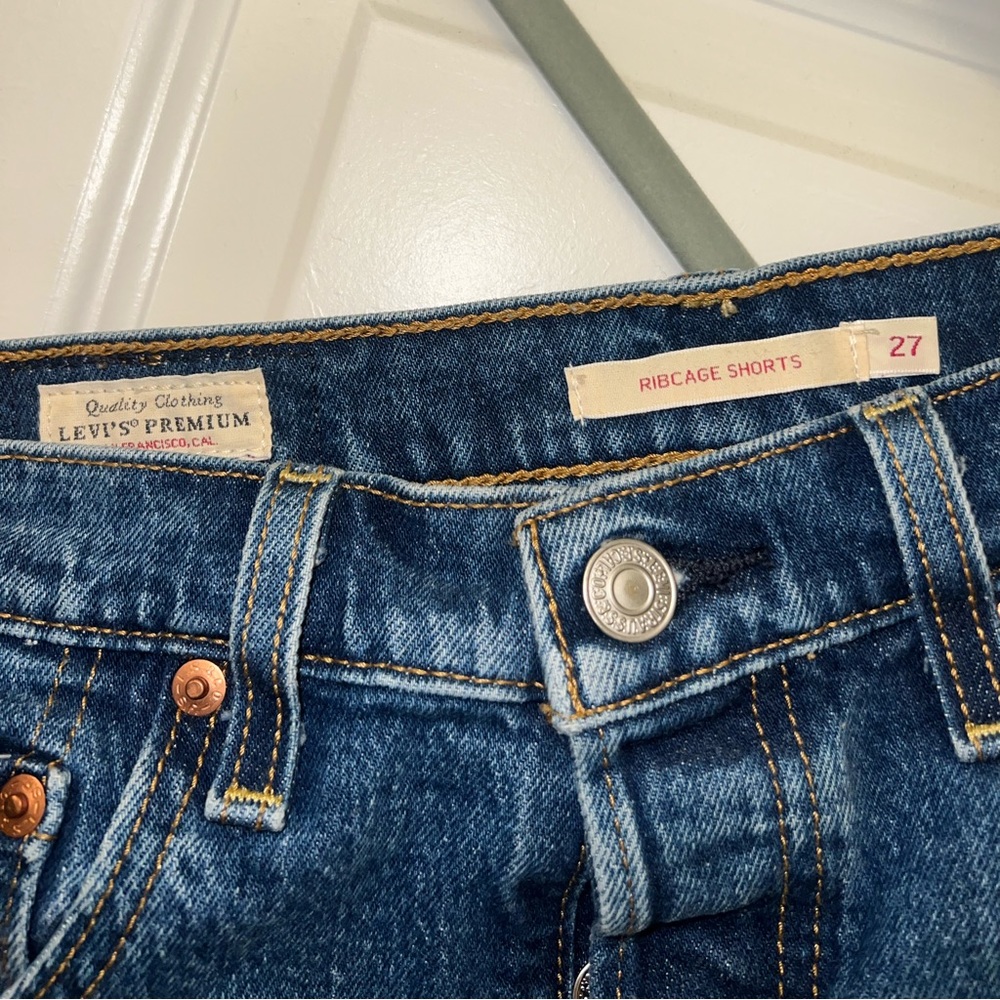 Levi’s Ribcage Shorts - Picture 3 of 3